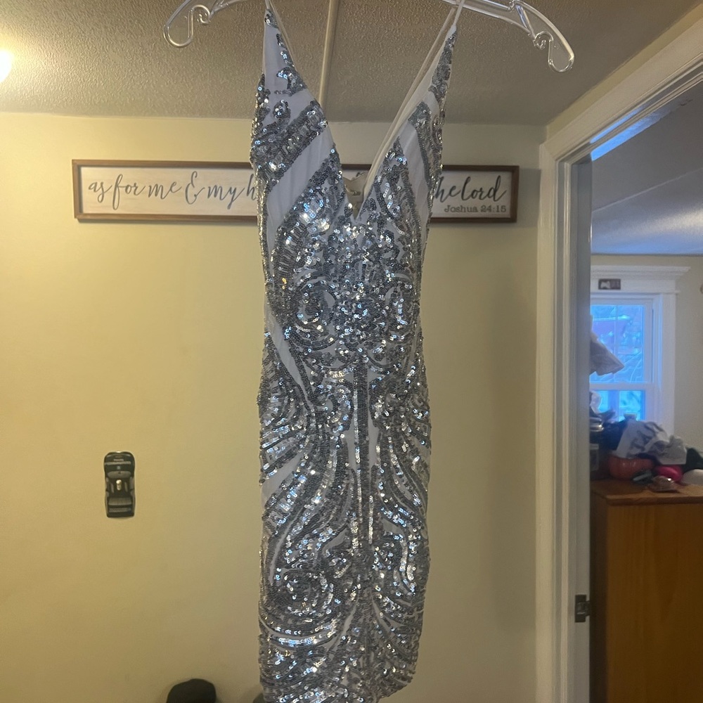 Windsor homecoming dress size small. Worn once.